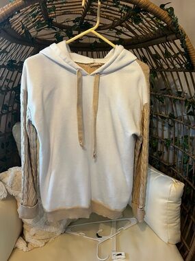 Cozy Two-Tone Hooded Sweater in white and Tan